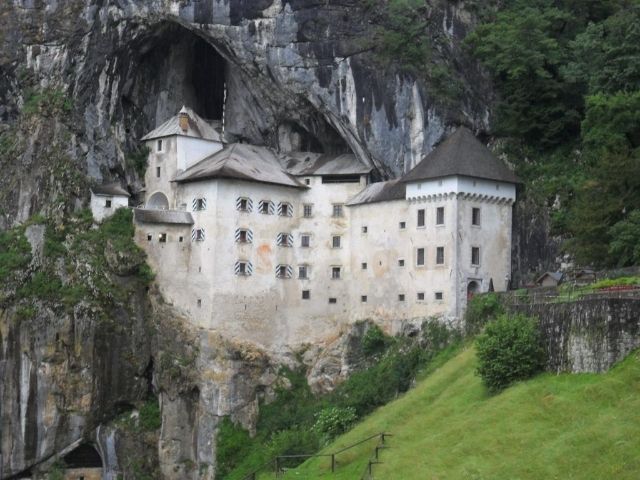 Castillo de Predjama y Cueva de Postojna